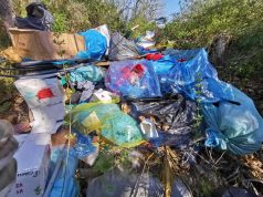 Montagne di indumenti abbandonati. La Polizia locale individua il colpevole